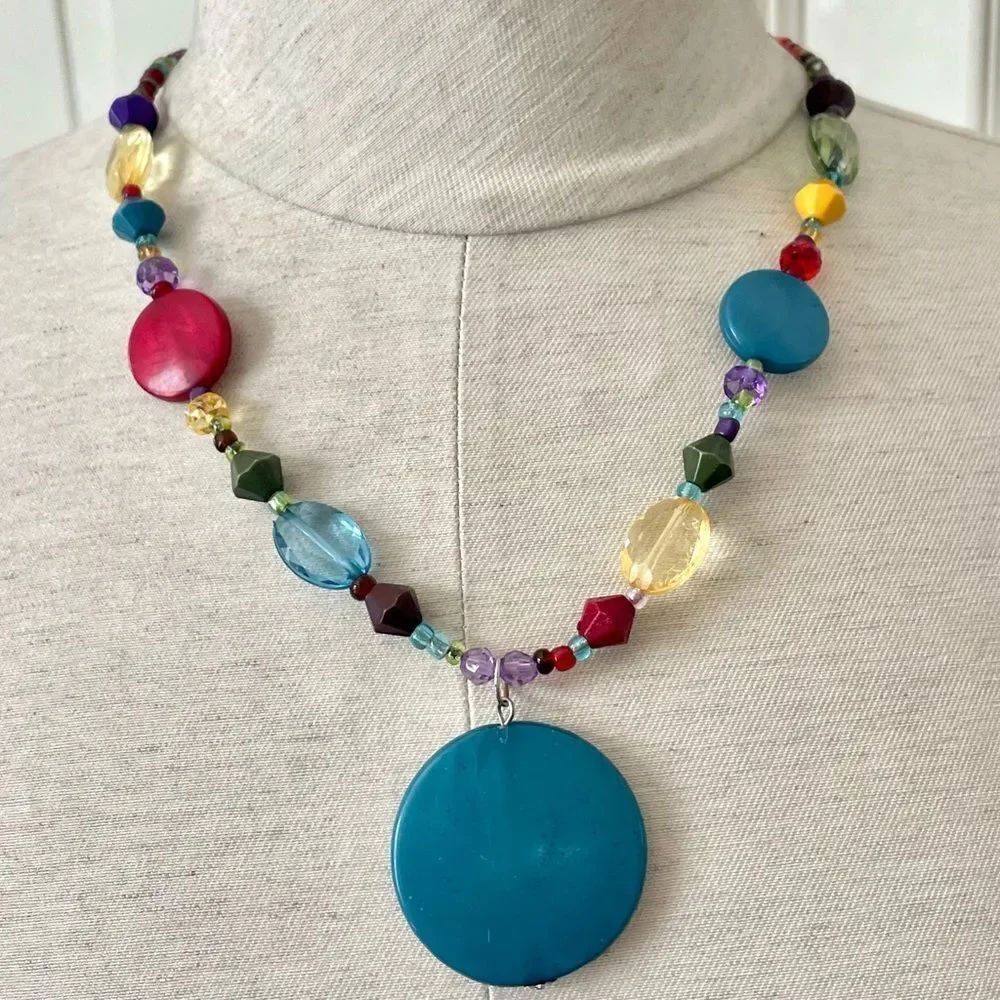 Blue pendant beaded necklace